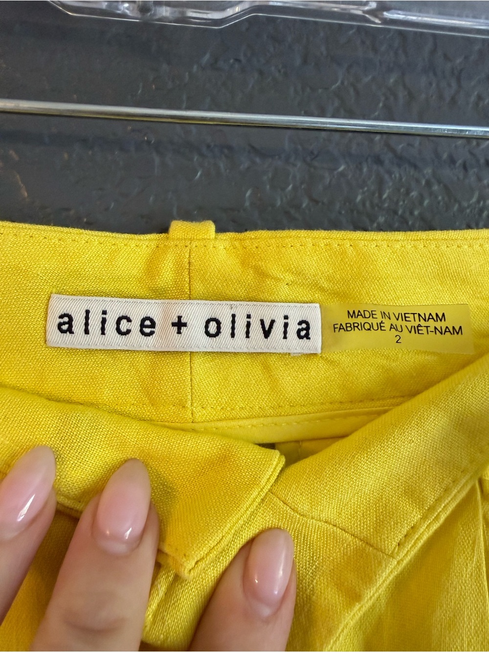 ALICE & OLIVIA • Conry Linen Pleated Shorts Yellow High rise - size 2 - Picture 6 of 7